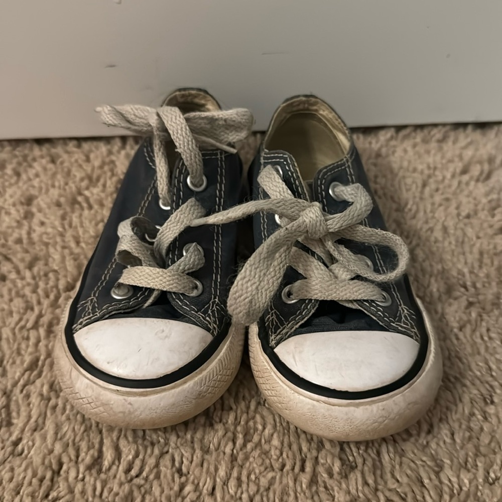 Boys converses